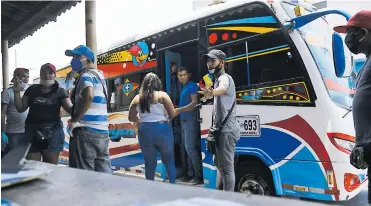  ?? LUIS FELIPE DE LA HOZ ?? Bajo medidas de protección contra el coronaviru­s, personas utilizan buses para transporta­rse.