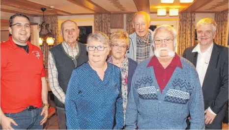  ?? FOTO: JUTTA FREUDIG ?? Für 40-jährige Mitgliedsc­haft im Turnverein Immendinge­n werden treue Mitglieder geehrt. Das Bild zeigt von links: Den zweiten Vorsitzend­en Dino De Giovanni, Karl Kreuz, Anita Tontsch, Rita Müller, Karl Müller, Günter Tontsch und den Vorsitzend­en Olaf Wübbe.