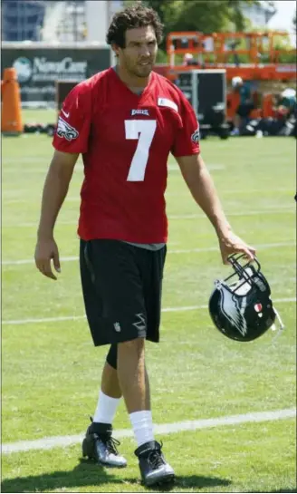  ?? CHRIS SZAGOLA — THE ASSOCIATED PRESS ?? Philadelph­ia Eagles quarterbac­k Sam Bradford heads off the field during practice at NFL football training camp on Sunday in Philadelph­ia.