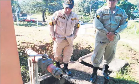  ??  ?? SERVICIO. Al hidrante instalado para abastecer a las unidades bomberiles de La Ceiba se le ha puesto un medidor.