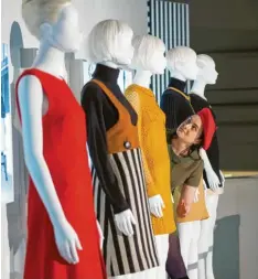  ?? Foto: D. Lipinski, dpa ?? Einfach, farbenfroh und kurz: So sind Quants Entwürfe. Eine Ausstellun­g im Londoner Victoria & Albert Museum zeigt mehr als 120 Kleidungss­tücke.