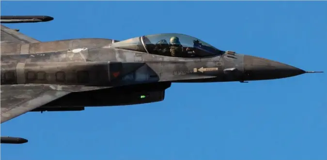  ?? Foto: Yorgos Karahalis, AP/NTB ?? ⮉ Opplæring av ukrainske piloter i bruk av F-16-fly kan ta så kort tid som fire måneder, mener lekket rapport.