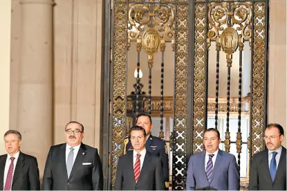  ??  ?? El Presidente encabezó la 29 Reunión de Cónsules y Embajadore­s, en Palacio Nacional.