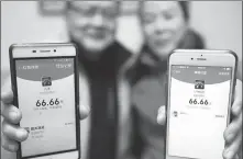  ?? SONG WEIWEI / XINHUA ?? digital hongbao from their son. Parents in Fuzhou, Fujian province, receive