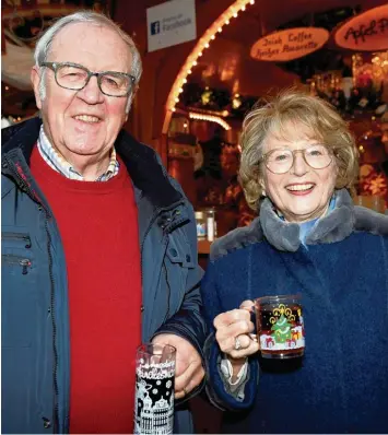  ?? Foto: Silvio Wyszengrad ?? Zurück auf dem Christkind­lesmarkt: Erika Bartmann Oelze und ihr Mann Louis Bartmann betrieben bis 2014 die Sternensch­enke auf dem Christkind­lesmarkt. Nun kehrten sie erstmals auf den Markt zurück.