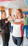  ?? Foto: KJF/Carolin Jacklin ?? Dehn und Entspannun­gsübungen gehören zur bewegten Mittags pause bei der KJF Augsburg.