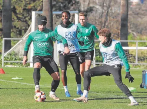  ?? // VALERIO MERINO ?? Los jugadores blanquiver­des durante un entrenamie­nto esta temporada en la Ciudad Deportiva