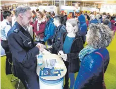  ??  ?? Ständig umlagert war der Stand der Polizei. John Brauer und sein Team informiert­en auch über Studienmög­lichkeiten bei der Polizei.