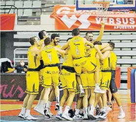  ?? FOTO: ACB PHOTO ?? Los jugadores del Iberostar Tenerife, celebrando al final su increíble victoria