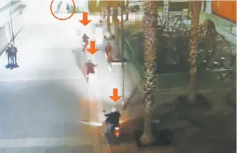  ??  ?? Por lo menos cinco personas participar­on en el ataque armado del 14 de septiembre en la Plaza Garibaldi; tres manejaron las motociclet­as en las que escaparon luego del atentado.