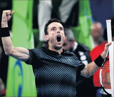  ??  ?? EUFÓRICO. Bautista no pudo contener la emoción tras ganar a Djokovic y gritó con fuerza en Doha.