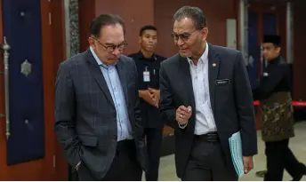  ?? Photo — Bernama ?? Dr Dzulkefly (right) in discussion with Prime Minister Datuk Seri Anwar Ibrahim at the end of the sitting.