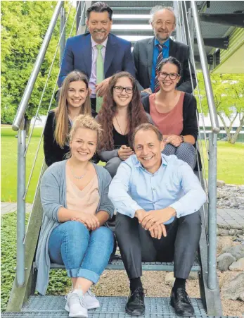  ?? FOTO: CORINNA WOLBER ?? Die Professore­n Stefan Ruf (vorne) sowie Jonas Rossmanith und Wilfried Funk (hinten von links) mit den Studentinn­en Lisa Weber (vorne), Leonie Narr, Jasmin Tzigiannis und Insa Pflug (von links).