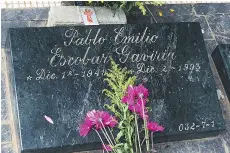  ??  ?? The grave of Medellin cartel boss and drug lord Pablo Escobar.