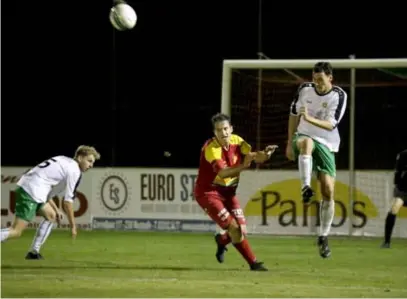  ?? FOTO KOEN FASSEUR ?? Stef Van Den Langenberg­h kopt de bal weg voor Victor De Cock van Kontich. De 0-3-nederlaag tegen Kontich op 19 september was de voorlopig laatste wedstrijd voor de troepen van coach Raf De Houwer.