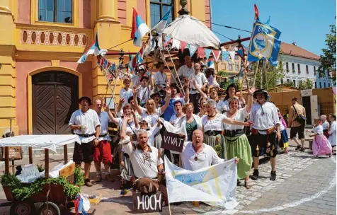  ?? Foto: Ralf Turban ?? Mit reiner Muskelkraf­t schieben die BSVler das Kinderkaru­ssell am Schloßfest an.