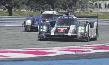  ??  ?? Hier, c’est la Porsche  Hybrid du trio Dumas-Jani-Lieb qui a signé le chrono de référence lors de chacune des trois séances d’essais. Qu’en sera-t-il aujourd’hui ?