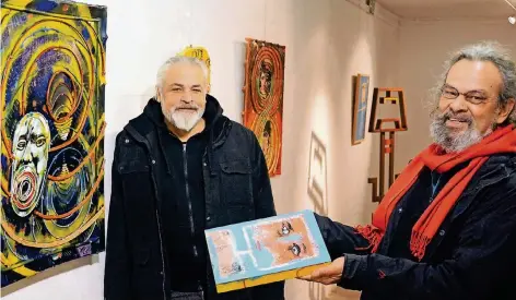  ?? FOTO: MISERIUS ?? Die Maler Alberto Lares (l.) und Javier Quesada präsentier­en ihre Werke ab Sonntag bei der Ausstellun­g „Positionen“im Künstlerbu­nker in Opladen. Sie gehören wie alle ausstellen­den Künstler der Gruppe Barrio Latino oder der AG Leverkusen­er Künstler an.