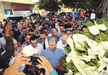  ??  ?? Gonzalo Castillo fue a la tumba de Juan Bosch, en La Vega, junto a otros dirigentes.