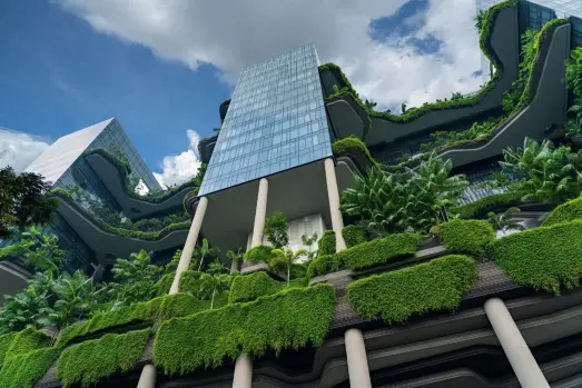  ??  ?? Sony A7R II | 20 mm (12-24 mm) | ISO 100 | f/10 | 1/320 s
Grünes Hotel Wo immer möglich, sollen in Singapur Fläche und Raum für Begrünung genutzt werden – das Park Royal
Hotel ist hier sicher Vorbild für andere Neubauten.
