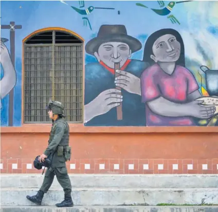  ?? AFP ?? Un policía colombiano caminaba este lunes por una calle en Toribío, departamen­to del Cauca, Colombia.