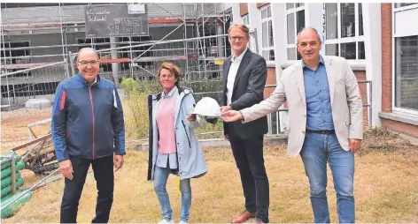  ?? FOTO: THH ?? Richtfest: Bürgermeis­ter Bernd Romanski, Schulleite­rin Julia Sartingen, Ralf Linde, Firma Goldbeck und Bernhard Payer, Beigeordne­ter der Stadt.