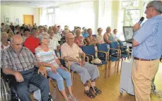  ?? FOTO: ZIEGLER/ST.-ELISABETH-STIFTUNG ?? Im Anschluss an seinen Vortrag beantworte­te Hans Zimmerer noch Fragen zum Thema „Erste Hilfe für Senioren“.