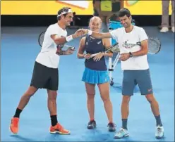  ??  ?? ANIMADOS. Federer y Djokovic bromean en un acto promociona­l.