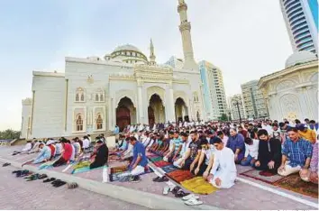  ?? Virendra Saklani/Gulf News ?? Worshipper­s perform the Eid Al Fitr prayer at Al Noor Mosque at Buhairah Corniche in Sharjah.