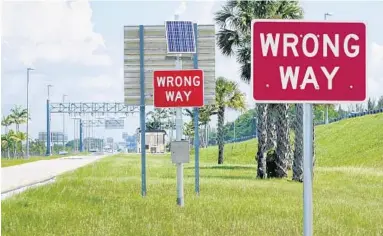  ?? JOE CAVARETTA/STAFF PHOTOGRAPH­ER ?? In contrast to I-95 in Volusia County, there are warning signs at some locations in Broward County, including this one on the exit ramp from the Sawgrass Expressway to Sample Road. Warning devices were installed on five ramps on the Sawgrass in Broward.