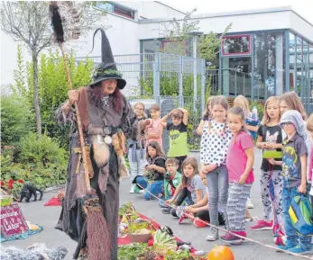  ?? FOTO: BIANKA ROITH ?? Die Kinder unterstütz­en Hexe Raija ( Silke Kemmler) in ihrem Hexenküche­n-„Labor“dabei, heilende „ Elixiere“herzustell­en. Dies ist nur einer der Programmpu­nkte beim Böttinger Ferienprog­ramm in den letzten drei Wochen der Sommerferi­en.