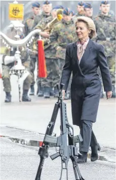  ?? FOTO: IMAGO ?? Verteidigu­ngsministe­rin Ursula von der Leyen (CDU) will mit den zusätzlich­en Mitteln auch europäisch­e Rüstungspr­ojekte vorantreib­en und Ausrüstung­smängel beseitigen.