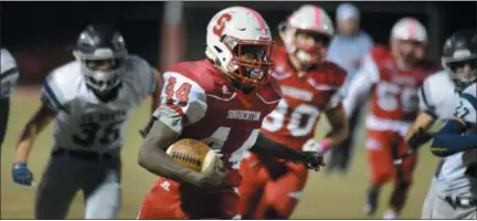  ?? GENE WALSH — DIGITAL FIRST MEDIA ?? Souderton’s Deandre Wakefield runs for a touchdown in the first quarter Friday night against CR North.