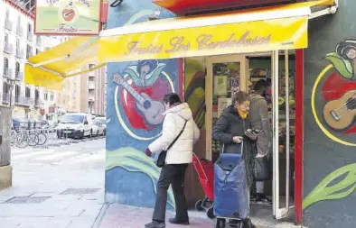  ?? LAURA TRIVES ?? Dos mujeres salen de una frutería de barrio, en Zaragoza.