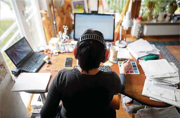  ?? Foto: dpa ?? Manche Firmen befürchten, dass die Ablenkung im Homeoffice zu groß ist und greifen häufiger zu Überwachun­gsmethoden.