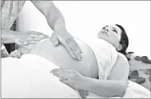  ?? Cortesía ?? Para las mujeres que han recibido el masaje prenatal ha sido de gran ayuda para alivianar sus molestias. /