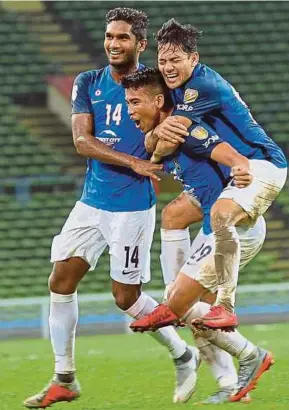  ??  ?? Safawi Rasid (centre) celebrates with teammates after scoring against Mifa on Sunday.