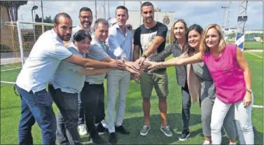  ??  ?? ASENJO, PADRINO. El guardameta del Villarreal apadrinó el torneo cuando fue anunciado en Vila-real.