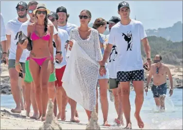  ??  ?? EN FORMENTERA. Morata y su esposa, Alice Campello, paseando por la playa.