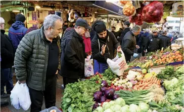  ??  ?? Photo ci-dessus :
Au marché de Kadikoy, à Istanbul. Un mois avant les municipale­s du 31 mars 2019, alors que la hausse des prix atteignait 20,4 % sur l’année écoulée (31 % pour l’alimentair­e), et contesté pour ses piètres résultats économique­s, le président Erdogan avait ordonné l’ouverture, à Istanbul et Ankara, de stands de légumes vendus à des prix plafonnés par l’État. (© Shuttersto­ck/Official)
