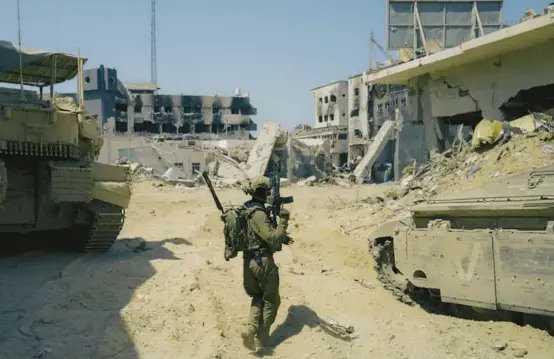  ?? LORENZO TUGNOLI/THE WASHINGTON POST ?? Destructio­n outside a medical office building at the edge of al-Shifa Hospital complex in Gaza City on April 1.