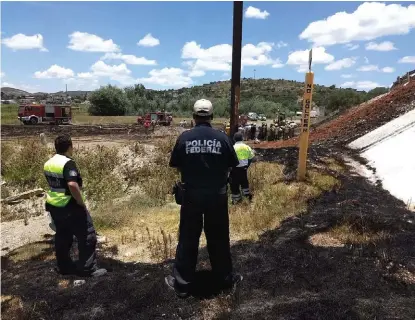  ?? ESPECIAL ?? La toma clandestin­a causó un incendio en la comunidad de San Jerónimo Ocotitlán.
