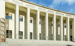  ??  ?? Dibattimen­to La facciata del palazzo di giustizia di Bolzano (Foto Klotz/Rensi)