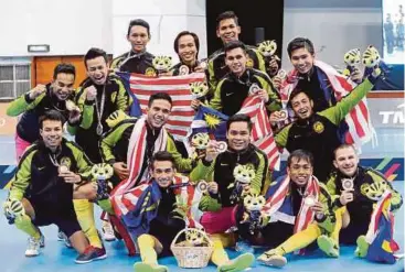  ?? Chiew Chun Yong ?? SKUAD futsal lelaki negara meraikan kejayaan memenangi pingat perak pada Sukan SEA lalu. Thailand pasukan pilihan dan secara teknikalny­a, mereka pasukan kuat tetapi kami sudah bersedia untuk berdepan mereka”