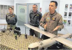  ?? FOTO: CLAUDIA KLING ?? Drohnen zur Drogenbekä­mpfung: Der kolumbiani­sche Polizist Edwin Espejo erklärt, wie sie eingesetzt werden.