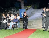  ??  ?? La serata Gli invitati e la sfilata benefica allestita dal Rotary nei giardini della dimora storica di Passirano