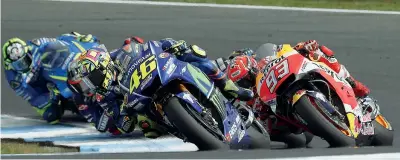  ??  ?? Duello Valentino Rossi impegnato nel corpo a corpo con Marc Marquez: alla fine ha avuto la meglio il pilota spagnolo (Getty Images)