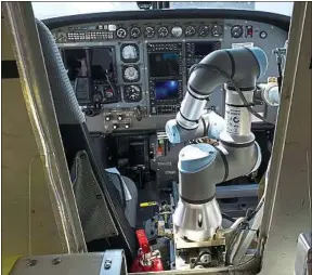  ??  ?? Un robot créé pour remplacer le copilote humain dans le cockpit.