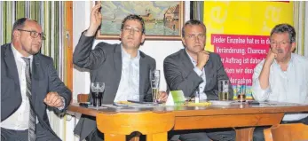  ?? FOTO: SIG ?? Klaus Hoher (von links), der Vorsitzend­e des Landtags-Ausschusse­s für Wirtschaft, Wohnungsba­u und Arbeit, Erik Schweikert, FDP-Bundestags­kandidat Christian Steffen-Stiehl und FDP-Kreisvorsi­tzender Hans-Peter Wetzel diskutiere­n im „Fischerstü­ble“.