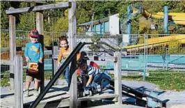  ??  ?? Fabian, Anton und Ben (von links) freuen sich: Der Spielplatz im Schleizer Freibad ist seit Freitagnac­hmittag dank einer Absperrung durch einen Bauzaun bis Mai  für die Öffentlich­keit nutzbar. Foto: Peter Cissek